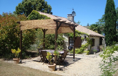 Valroufie Cabaña | Casa de campo apta para familias con perros, piscina, área de juegos y vistas cerca de Cahors