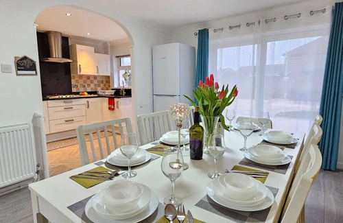 Port Talbot Casa | Family-friendly beach house | Parking & garden