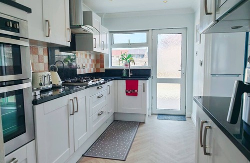 Port Talbot Casa | Family-friendly beach house | Parking & garden