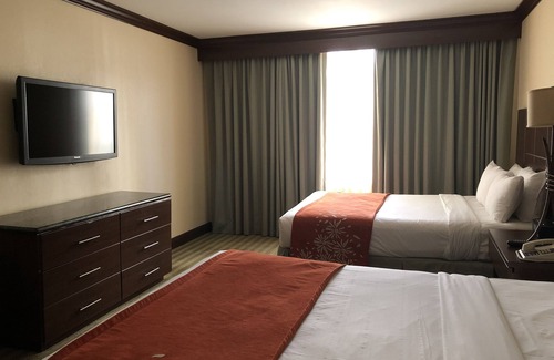 Sunny Isles Beach Hotel | Family-friendly Vacay with 2 Units, Outdoor Pool, Steps from the Beach!