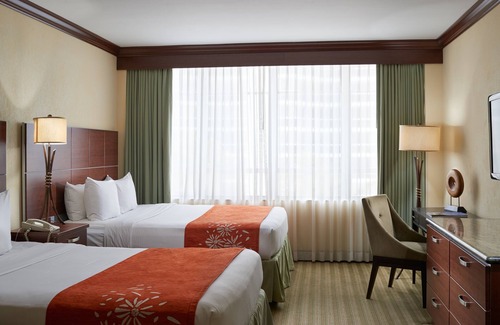 Sunny Isles Beach Hotel | Family-friendly Vacay with 2 Units, Outdoor Pool, Steps from the Beach!