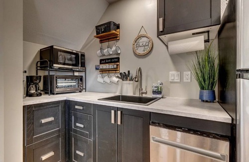 Briargate Casa | Family-Friendly - Cozy Modern - Convenient - USAFA - Air Force Academy