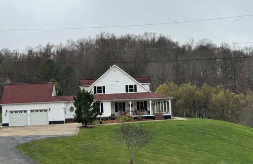 Louisa Casa | Family friendly 12 bed, Serene small town Louisa. Cozy with wifi, AC & farm life