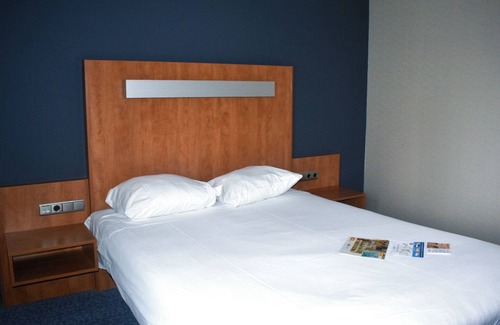 Made Hotel | Family-Friendly 2 Units w/ Dining, Local Landmarks & Stunning Outdoors