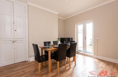 Darlington Casa | Family-Friendly 3-Bed Home in Central Location with Garden & Parking