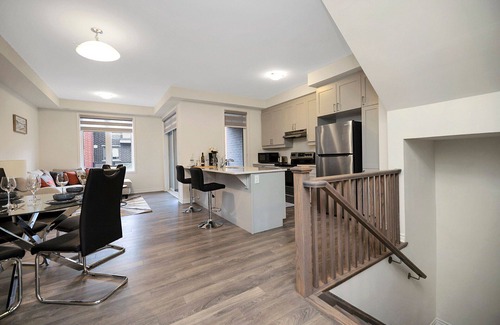 Brampton Casa | Family-Friendly 3 Bedrooms + 2.5 Bathroom Home Near Mount Pleasant Brampton