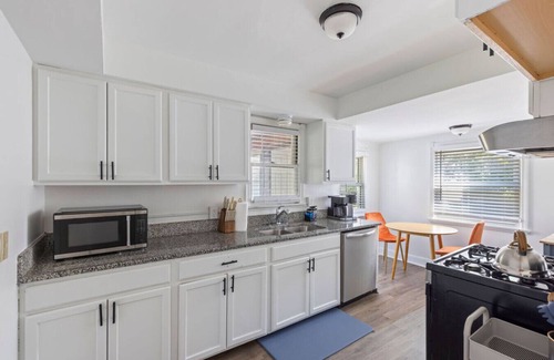 Maple Heights Casa | Family-Friendly 3BR with Sunroom & Outdoor Area
