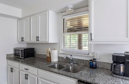 Maple Heights Casa | Family-Friendly 3BR with Sunroom & Outdoor Area