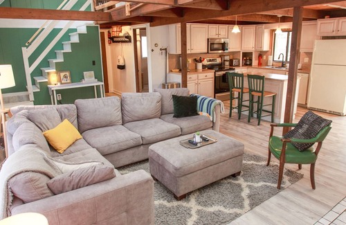 Thornhurst Chalet De Esquí | Family Friendly 4-BR Pocono Hideaway 1st Floor Bedroom, Fire Pit, Pet-Friendly