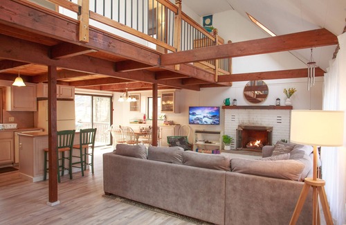 Thornhurst Chalet De Esquí | Family Friendly 4-BR Pocono Hideaway 1st Floor Bedroom, Fire Pit, Pet-Friendly