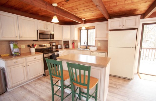Thornhurst Chalet De Esquí | Family Friendly 4-BR Pocono Hideaway 1st Floor Bedroom, Fire Pit, Pet-Friendly