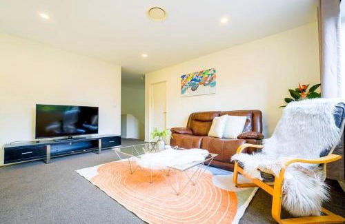Dairy Flat Villa | Family Friendly 4 Bedrooms House in Dairy Flat