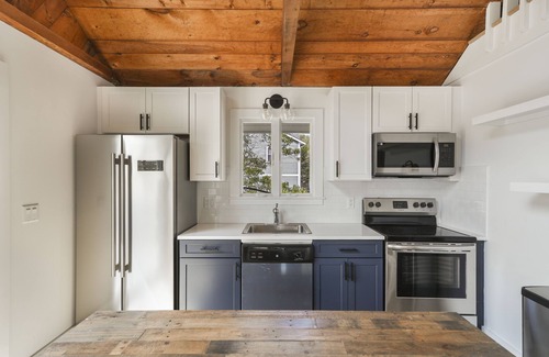 Tisbury Casa | Family Friendly 5 Bedroom, Walk to Town, Beach & Ferry