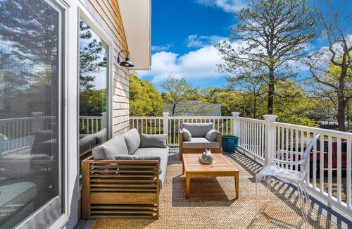 Tisbury Casa | Family Friendly 5 Bedroom, Walk to Town, Beach & Ferry