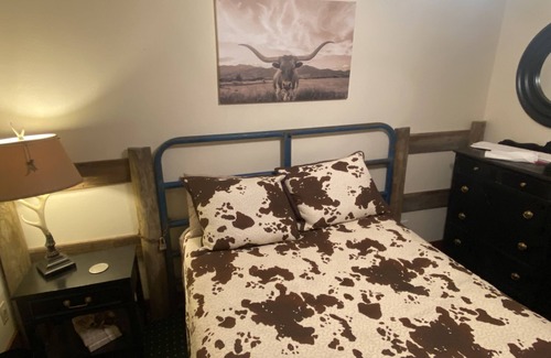 Bland Cabina | Family Friendly Lodge de 6 dormitorios; un granero restaurado en 70 acres