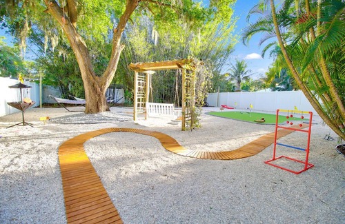Bradenton Casa | Family friendly activities for all ages! Pool, Golf, Corn-Hole, Fishing & more!