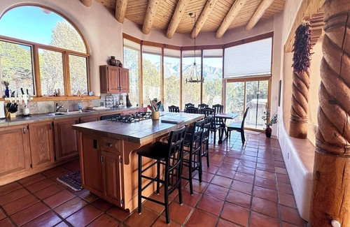 Arroyo Seco Casa | Family friendly adobe w/ Hot Tub, 20 min to Taos Ski Valley - Hiking & Skiing