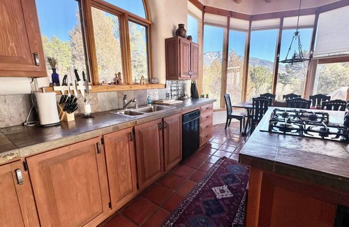 Arroyo Seco Casa | Family friendly adobe w/ Hot Tub, 20 min to Taos Ski Valley - Hiking & Skiing