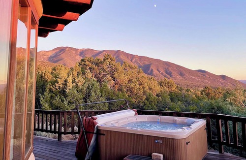 Arroyo Seco Casa | Family friendly adobe w/ Hot Tub, 20 min to Taos Ski Valley - Hiking & Skiing