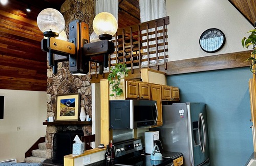 Mid-Hillside Casa | Family-friendly and Pet-friendly
