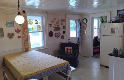 Addington Highlands Casa | Family-friendly and pet-friendly home away from home. 2 minutes from the river