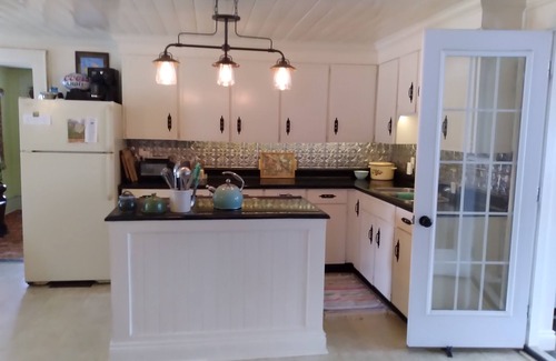 Addington Highlands Casa | Family-friendly and pet-friendly home away from home. 2 minutes from the river