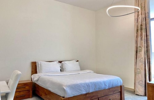 Discovery Gardens Apartamento | Family-friendly Apartment Beautiful sunset views from balcony Easy access to metro