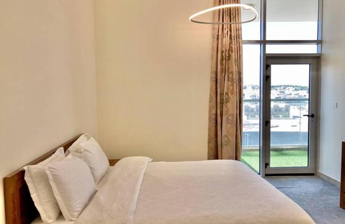 Discovery Gardens Apartamento | Family-friendly Apartment Beautiful sunset views from balcony Easy access to metro