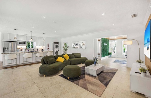 Biscayne Park Casa | Exclusive Miami House: Your Private Pool Paradise