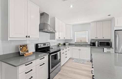 Cleggmoor Casa | Family-Friendly Beach House – Private Pool, Balcony, BBQ Grills & Prime Location!