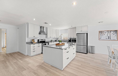 Cleggmoor Casa | Family-Friendly Beach House – Private Pool, Balcony, BBQ Grills & Prime Location!