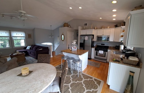 Bonnet Shores Casa | Family Friendly Bonnet Shores Home - Walk to beach-Central Air-Outdoor Shower