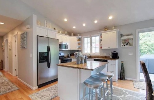 Bonnet Shores Casa | Family Friendly Bonnet Shores Home - Walk to beach-Central Air-Outdoor Shower