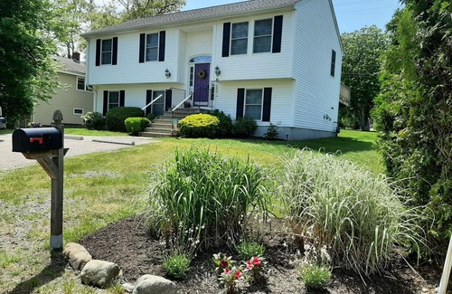 Bonnet Shores Casa | Family Friendly Bonnet Shores Home - Walk to beach-Central Air-Outdoor Shower