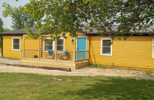 Deckerville Casa | Family friendly bungalow with big yard and deck, close to town