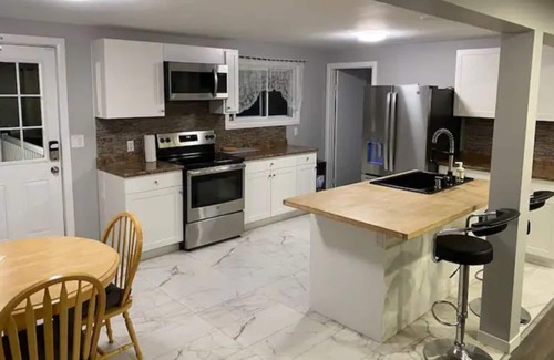 Lower Sackville Casa | Family Friendly 3 BR Home - Pets Allowed + Free Parking