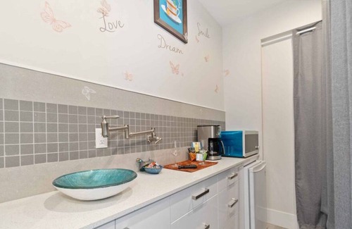 Queensborough Casa | Family-friendly 1BD suite