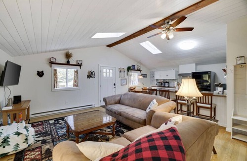 Pocono Pines Cabina | Family Friendly Cabin I Firepit+Hot Tub I Poconos