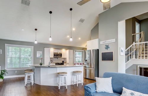 Golden Glades - The Woods Casa | Family friendly, centrally located to beaches, town center and restaurants.