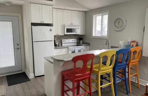 Port Stanley Cabaña | Family friendly cottage - 4 minute walk to main beach!