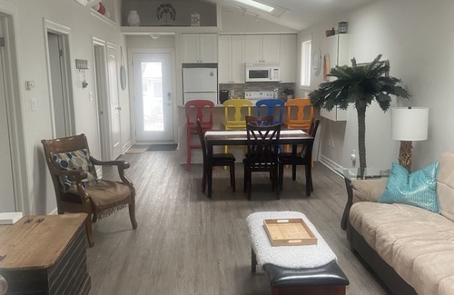 Port Stanley Cabaña | Family friendly cottage - 4 minute walk to main beach!