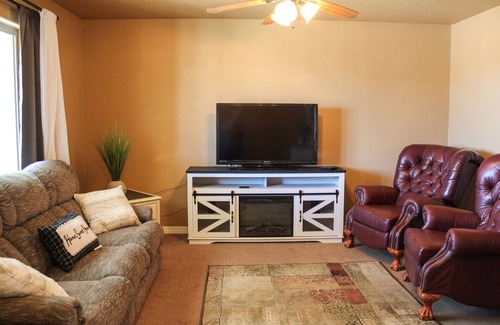 Sheridan Apartamento | Family friendly condo and a 2nd level private deck with view of the city lights