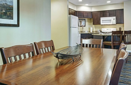 Pinetop Complejo | Condominio amigable para la familia con chimenea, piscina en el centro vacacional, cocina completa y balcón