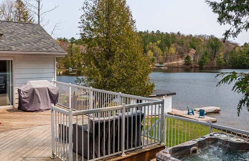 Dorset Cabaña | Family friendly cottage right on Lake of Bays! Pet-friendly with a hot tub