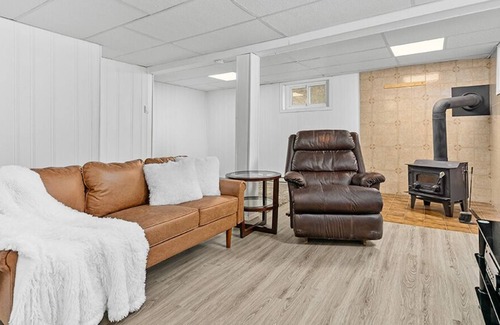 Dorset Cabaña | Family friendly cottage right on Lake of Bays! Pet-friendly with a hot tub
