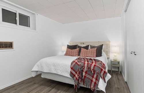 Dorset Cabaña | Family friendly cottage right on Lake of Bays! Pet-friendly with a hot tub