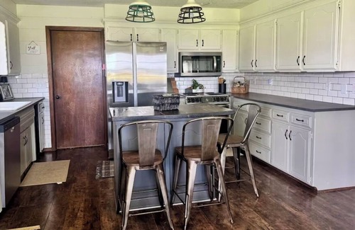 Clinton Otro | Family friendly Countryside stay! Easy access to Route 66 and I-40