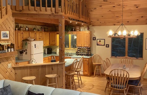Jamaica Chalet De Esquí | Family Friendly Cozy Country Chalet -- Close to skiing, hiking, kayaking, golf