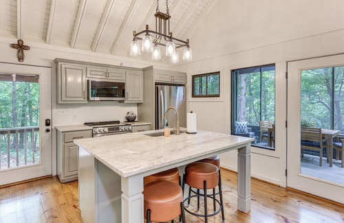 Dadeville Cabina | Family-Friendly Dadeville Cabin w/ Hot Tub & Porch