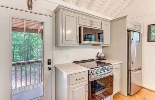 Dadeville Cabina | Family-Friendly Dadeville Cabin w/ Hot Tub & Porch